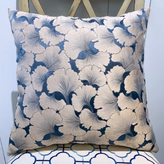 抱枕套 銀杏緹花布-藍底米金葉
